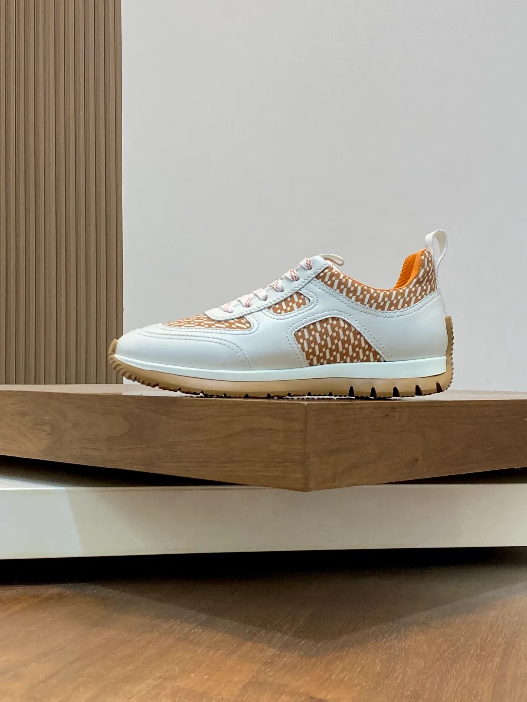 Men's shoes 💰860 Hermès/Hermès official GRAMME men's sports and running casual shoes. Made of jacquard calfskin technical fabric combination. The smooth lines of the upper highlight the sports fashion style. HERMES special jacquard webbing. The outsole is made of foam shock absorption and EVA injection bottom sheet. It is a double-layer hand-made combination. The whole shoe is very comfortable, light and extremely stable after being put on. Casual and simple style. Men's shoes 39 40 41 42 43 44